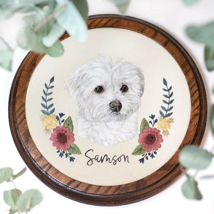 Bordado de perro poodle blanco