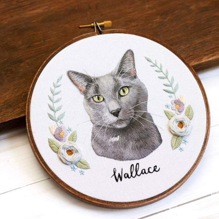 Bordado de gato gris con manchas