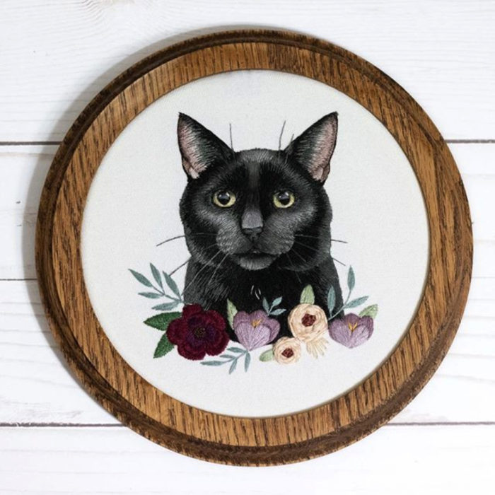 Bordado de gato negro con flores