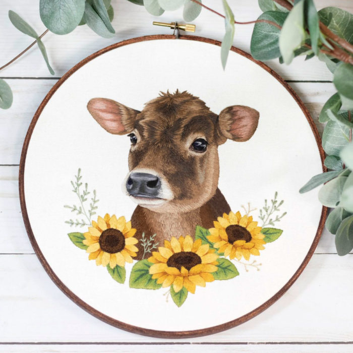 Bordado de vaca con girasoles