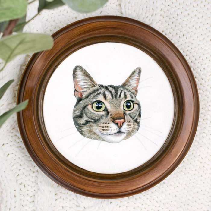 Bordado de gato gris