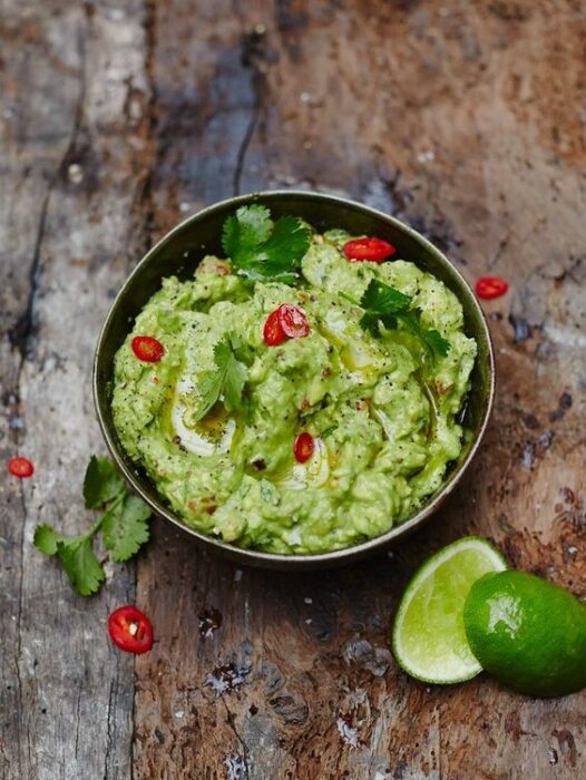 guacamole con tomate y limón; 15 Deliciosas y sencillas botanas para disfrutar del Super Bowl
