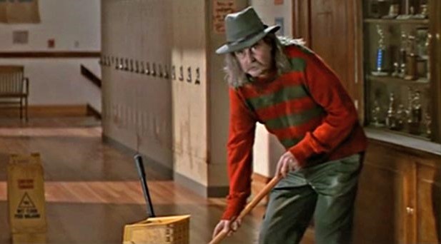 Director de la película Scream en un cameo en la película que estaba filmando 