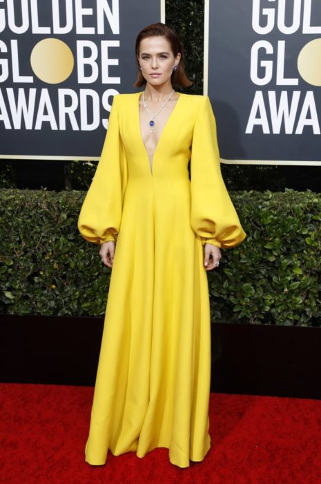 Actriz durante los Globos de Oro usando un vestido de color amarillo 