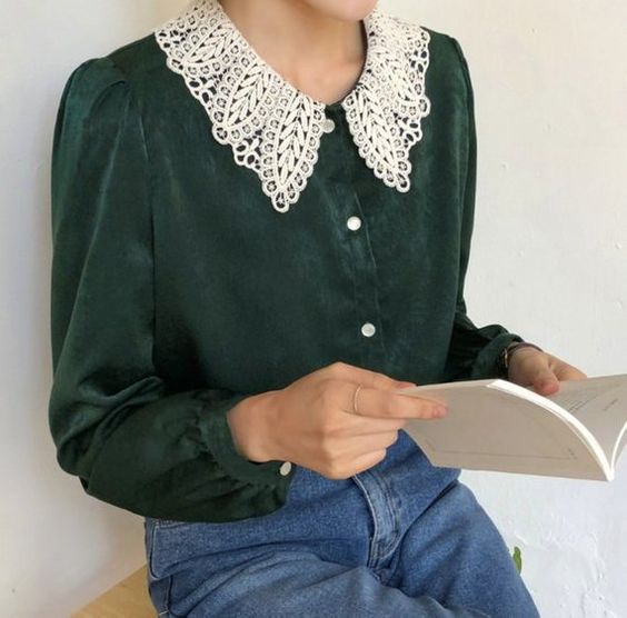 Chica con blusa verde esmeralda y cuello bebé blanco
