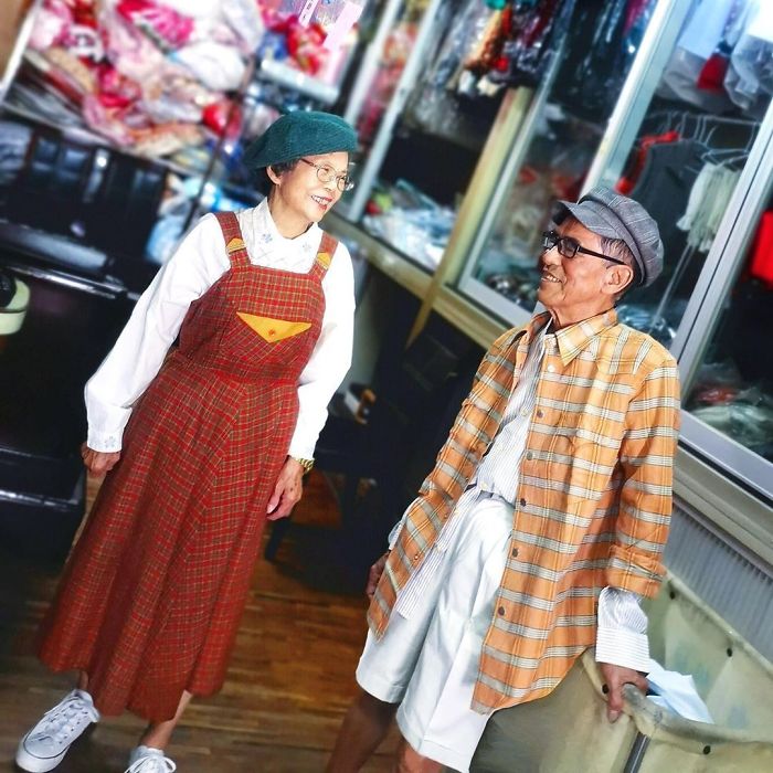 Pareja de abuelitos compartiendo atuendos en tonos marrones, amarillos y verdes