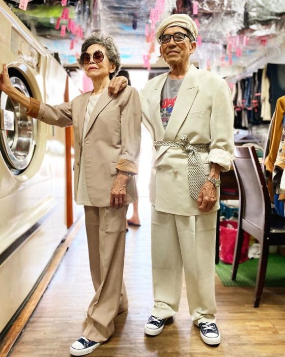 Abuelitos con trajes sastres a juego de color blanco