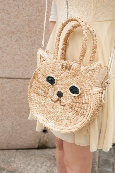 Bolso de paja, con el rostro de un gatito