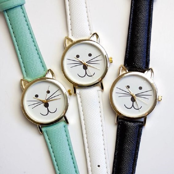 Reloj de muñeca con el rostro de un gatito en el fondo