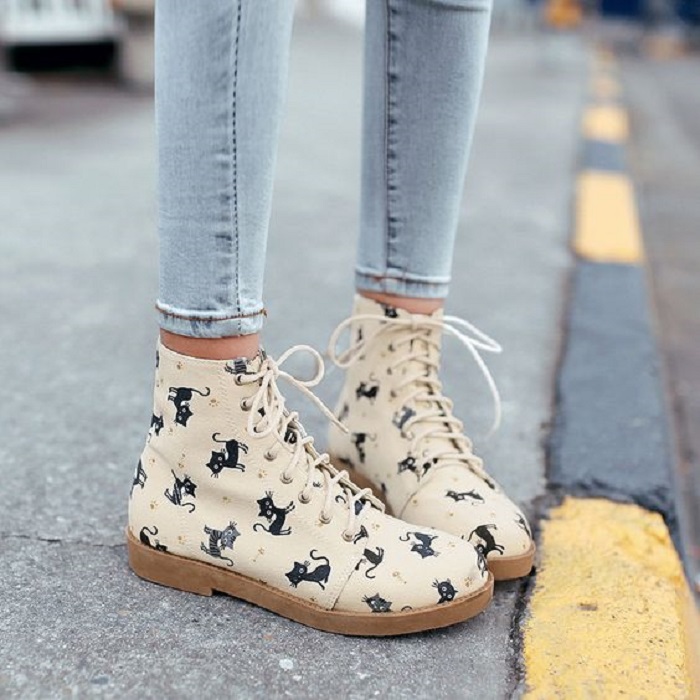 Botines color beige con estampado de gatitos en azul marino