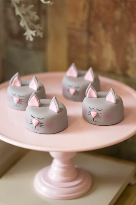 Bombones cubiertos de chocolate en forma de gato