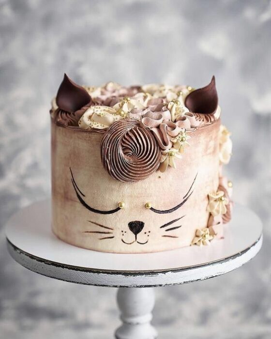Pastel de chocolate en forma de gato