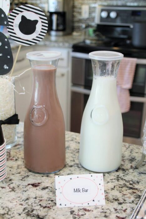 Botellas con leche de chocolate
