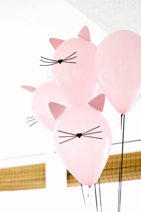 Globos rosas decorados como gatos
