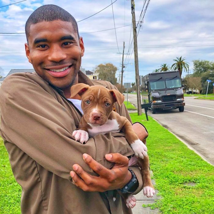 Repartidor Jason Hardesty posando con un perrito