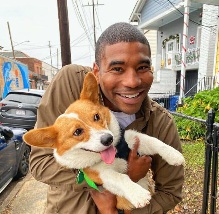 Repartidor Jason Hardesty posando con un perrito