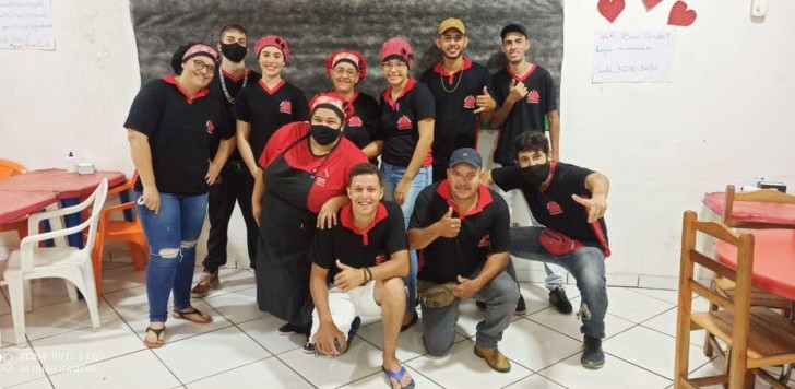 Grupo de restauranteros reunidos para una fotografía, Cafetería local improvisa un McDonalds para niño un enfermo
