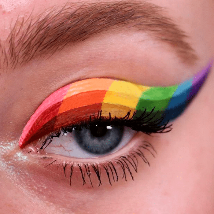 maquillaje de ojos colorido con bandera multicolor rosa, naranja, amarillo, verde, azul y morado