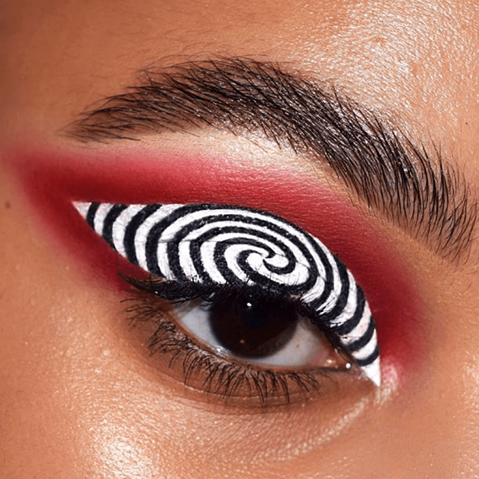 maquillaje blanco y negro con espiral negro y sombreado guinda