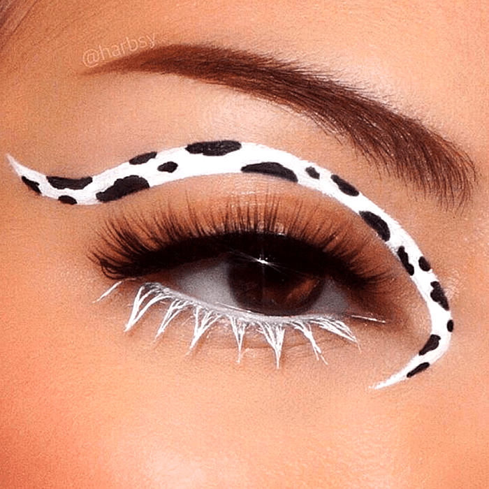 delineado de ojos blanco con manchitas de vaca y rímel blanco y negro