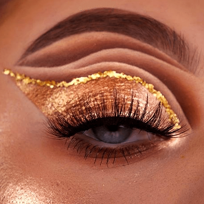 maquillaje dorado con delineado de glitter dorado y sombreado café, beige y cobre