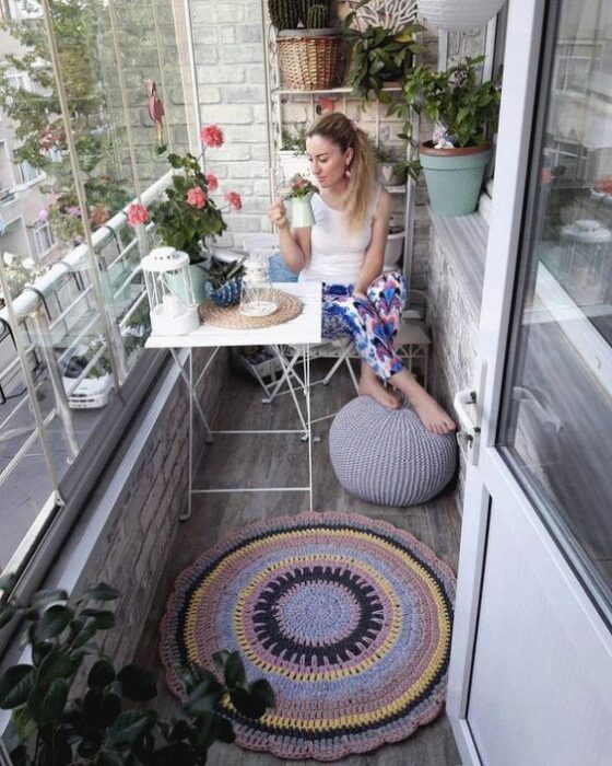 Decoración de terraza en colores blancos, azules y gris claro