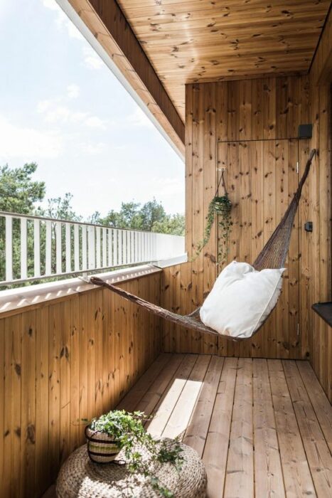 Decoración de terraza en blanco con detalles de madera