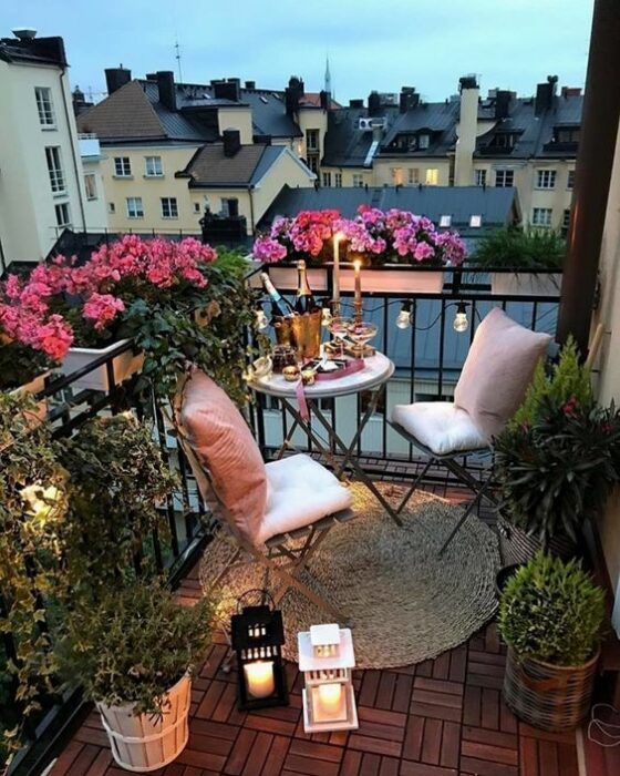 Decoración de terraza en colores claros con detalles de plantas