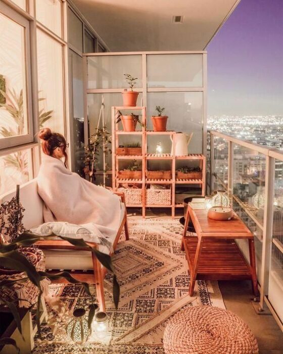 Decoración de terraza en tonos claros y detalles de madera