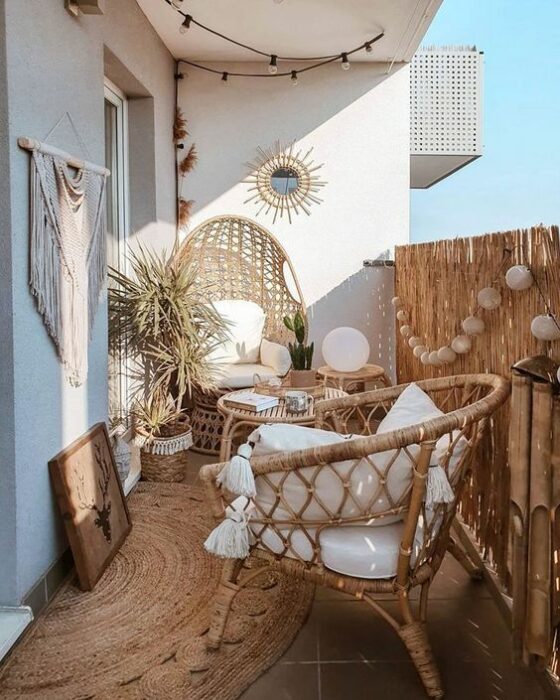 Decoración de terraza en blanco y camel, con detalles de madera
