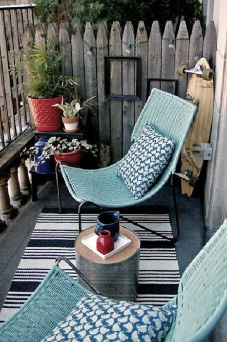 Decoración de terraza en colores negro, azul y gris