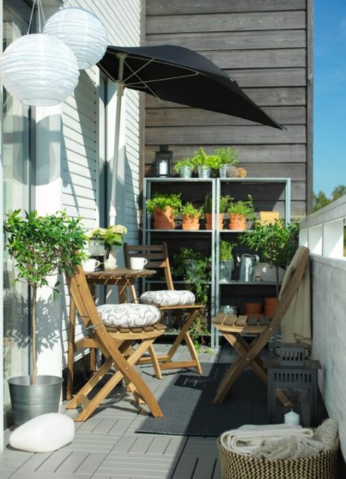 Decoración de terraza con detalles de madera en tonos azules y color ladrillo