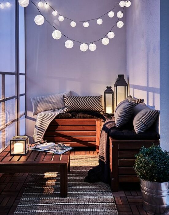 Decoración de terraza en tonos grises y azules con detalles de madera