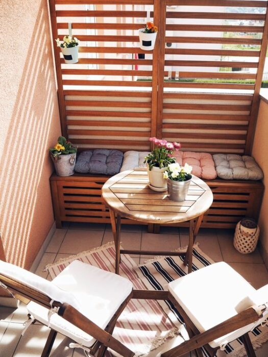 Decoración de terraza en colores rosas y azules con detalles de madera