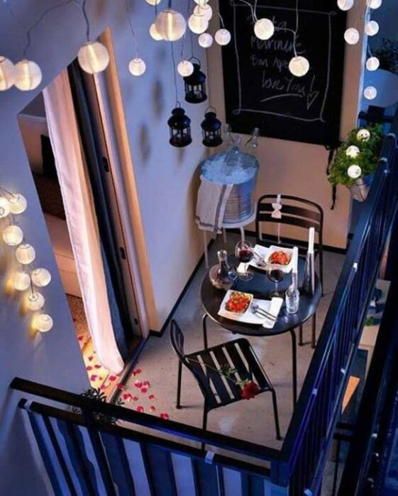 Decoración de terraza en tonos negros y grises