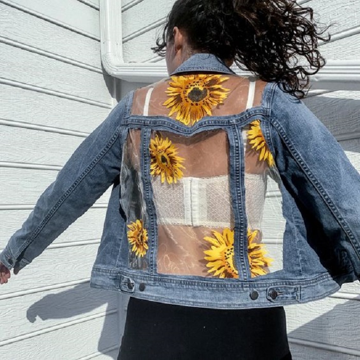 Chaqueta denim customizada con zonas transparentes y girasoles pintados