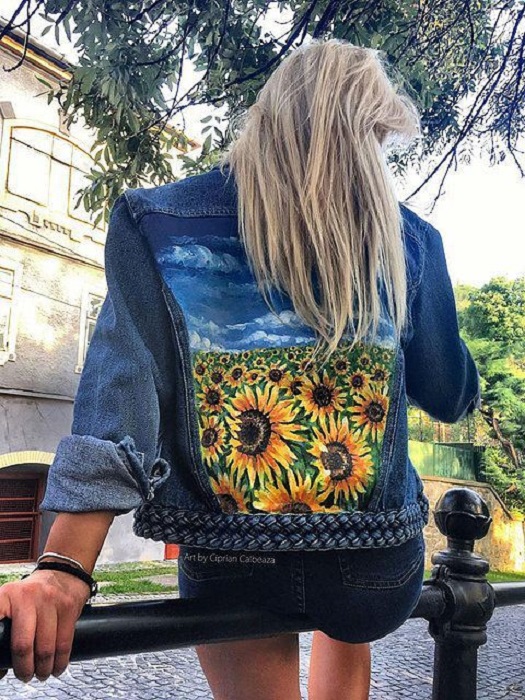 Chaqueta denim customizada con una pintura de un campo de girasoles en la espalda