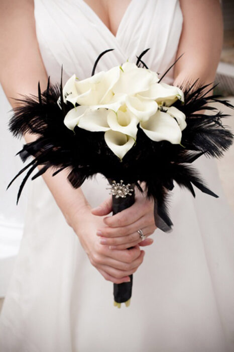 Ramo de novia con plumas negras y flores blancas