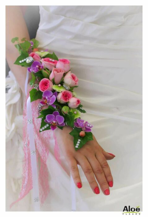 Ramo de novia sujetado en el brazo con rosas