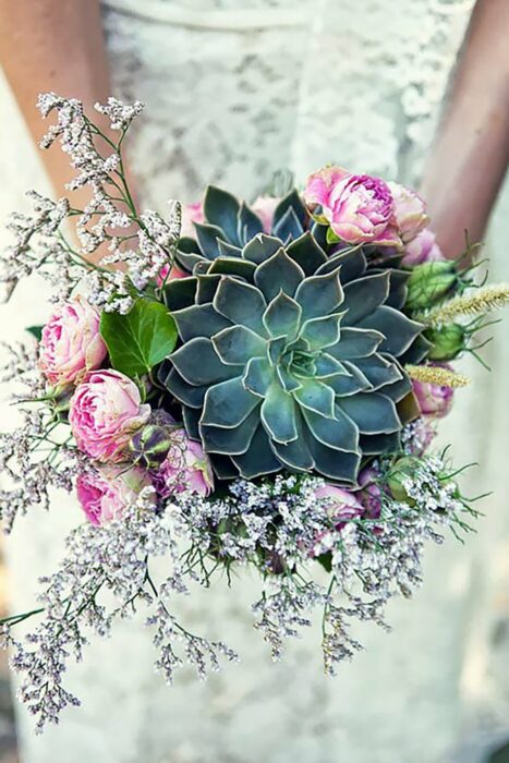 Ramo de novia con una suculenta grande y diferentes rosas rosa