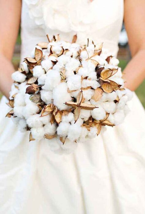 Ramo de novia creado con bolitas de algodón y flores doradas