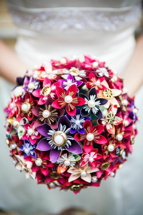Ramo de novia fabricado con hojas de papel de colores