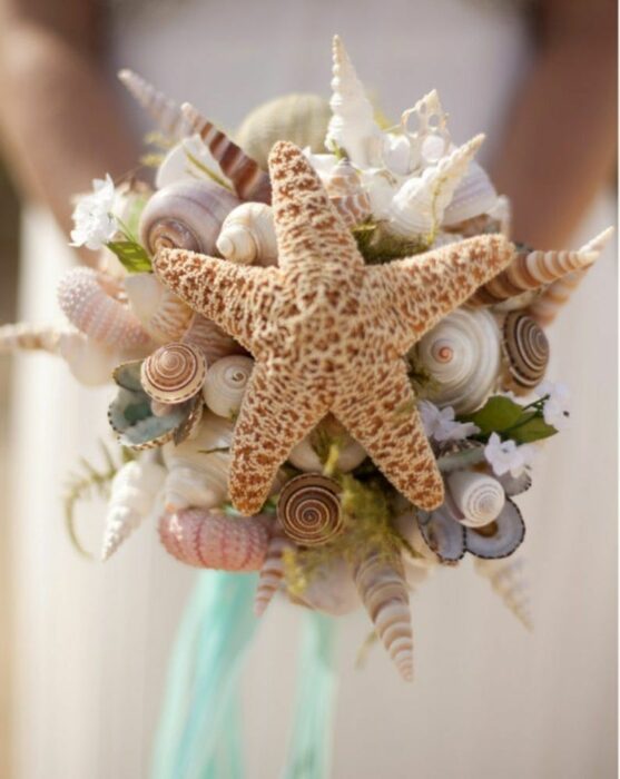 Ramo de novia confeccionado con conchas marinas y una estrella de mar