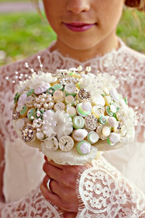 Ramo de novia con diversos botones de colores