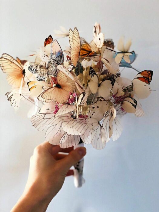 Ramo de novia adornado con diferentes mariposas