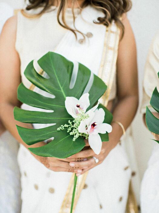 Ramo de novia con una hoja grande y dos orquídeas blancas