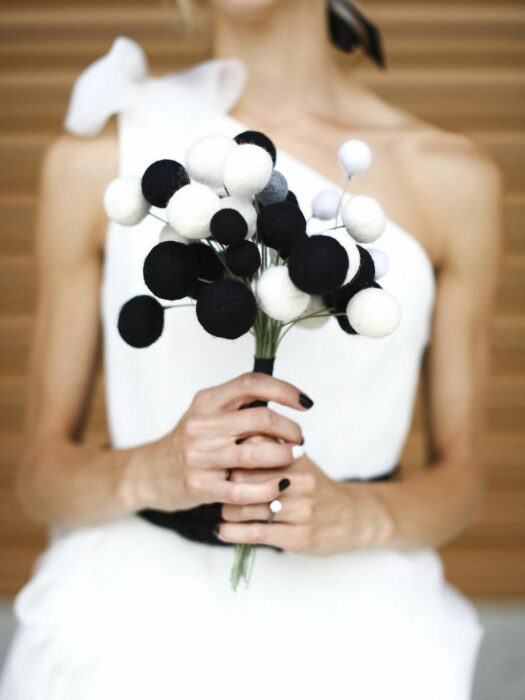 Ramo de novia simple con pompones en blanco y negro
