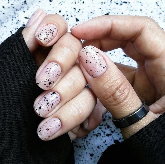 Manicura con manchas blancas y negras