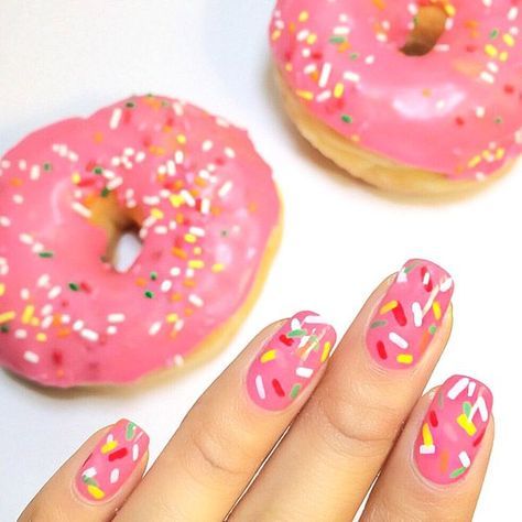 Manicura en tono rosa con detalles en colores claros