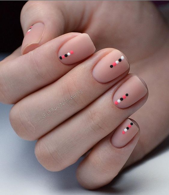 Manicura en color carne con puntos en colores fluorescentes